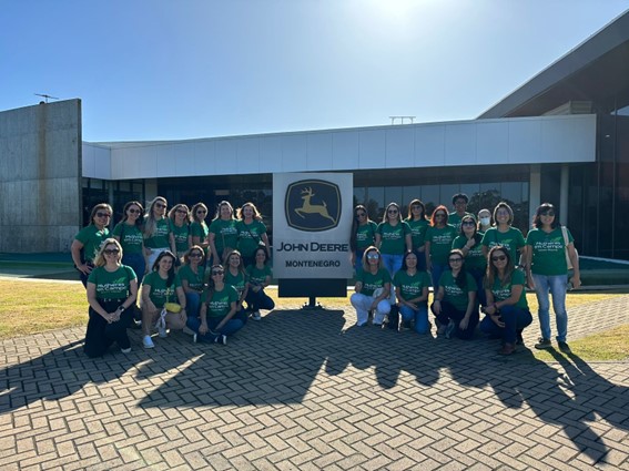 Grupo de produtoras visita a F&aacute;brica de tratores John Deere em Montenegro, RS