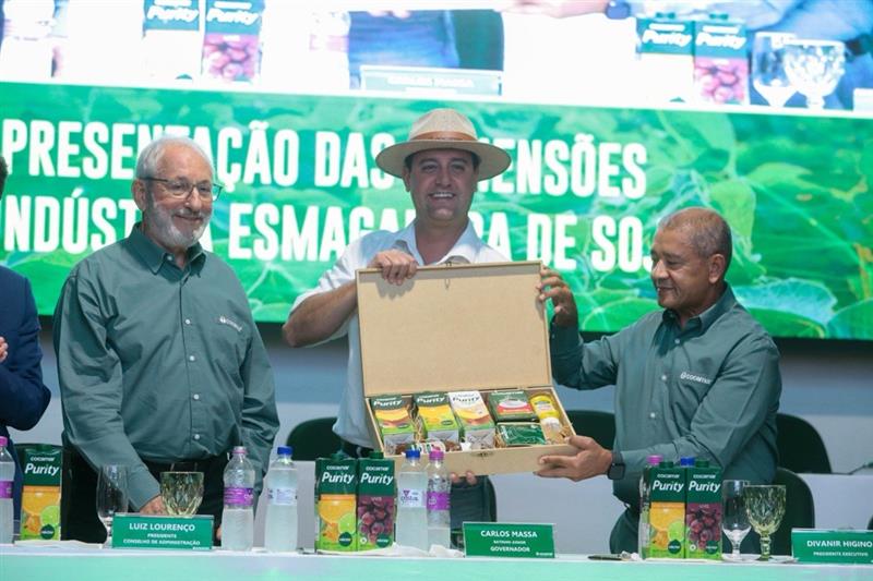 Na Cocamar, governador, secret&aacute;rios e lideran&ccedil;as ressaltam o novo empreendimento industrial da cooperativa