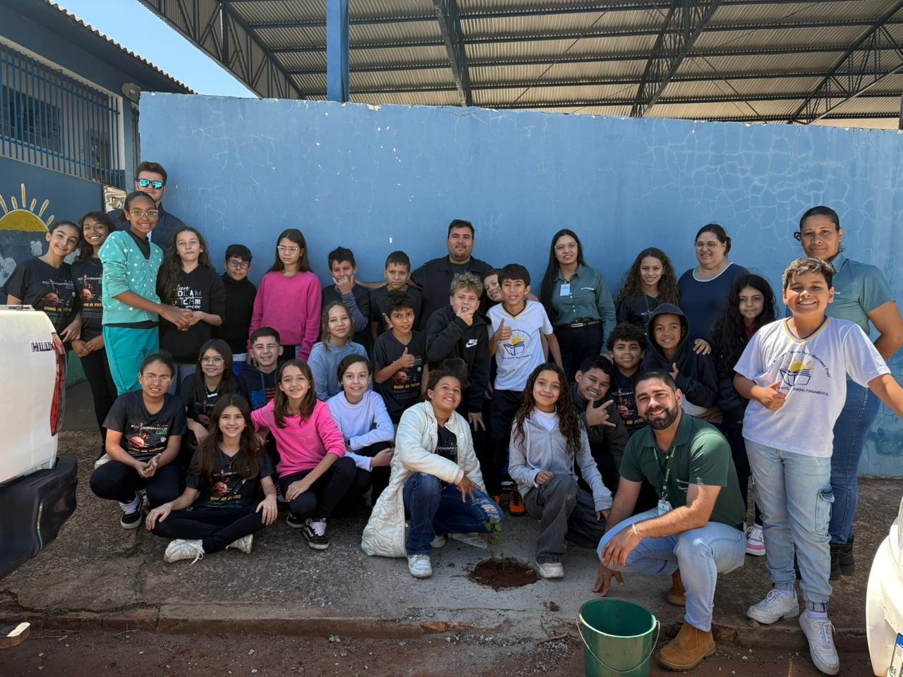 Em Nova F&aacute;tima, Cocamar participa de plantio de &aacute;rvores em escola